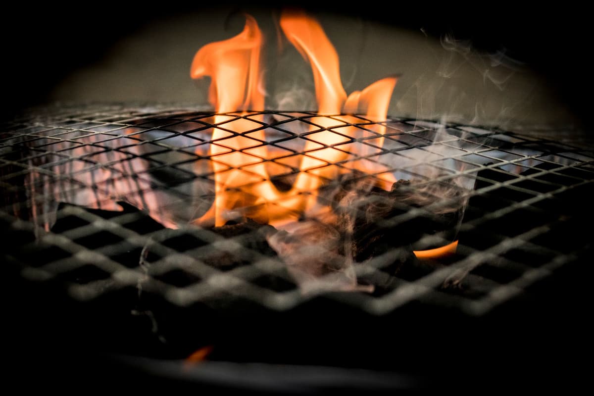 Flammes et braises dans un barbecue au charbon