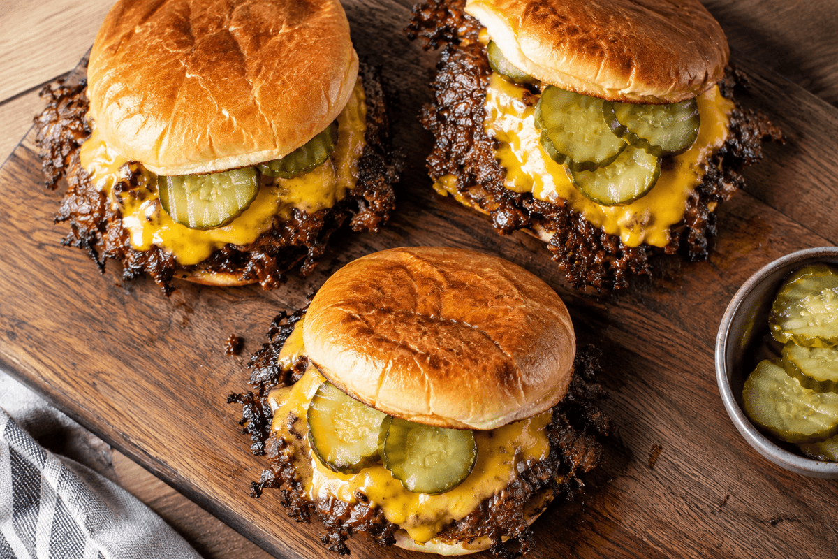 Un smash burger fini, avec ses bords croustillants et sa croûte dorée.